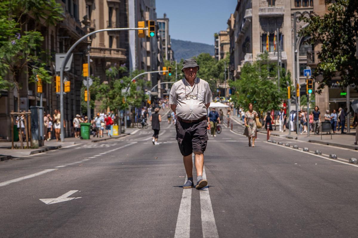 Un home camina pel mig de la Via Laietana de Barcelona