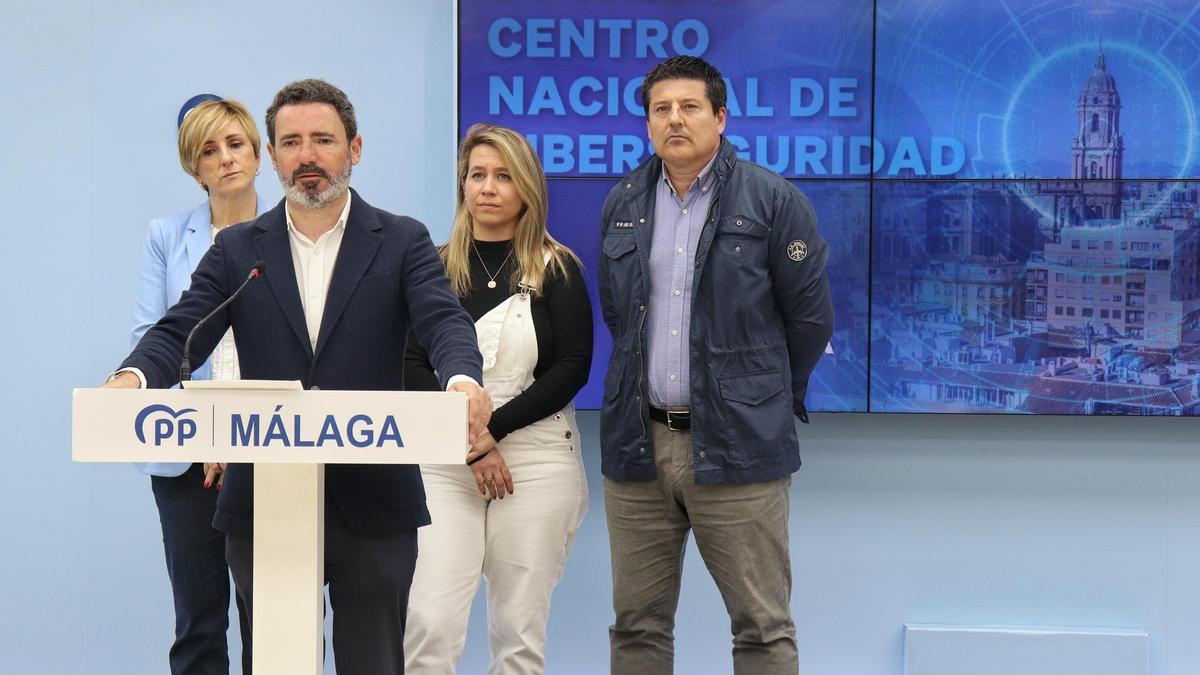 José Ramón Carmona y otros parlamentarios del PP este martes, al pedir el Centro de Ciberseguridad para Málaga.