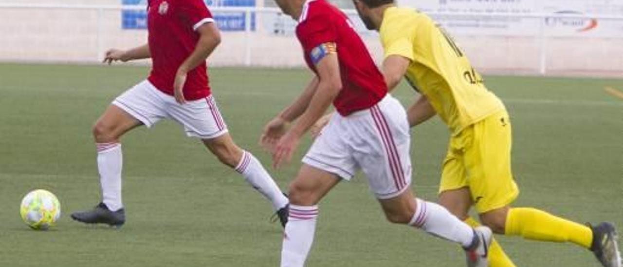 Marcos con el balón y Guille, autores de los goles del Benigànim.