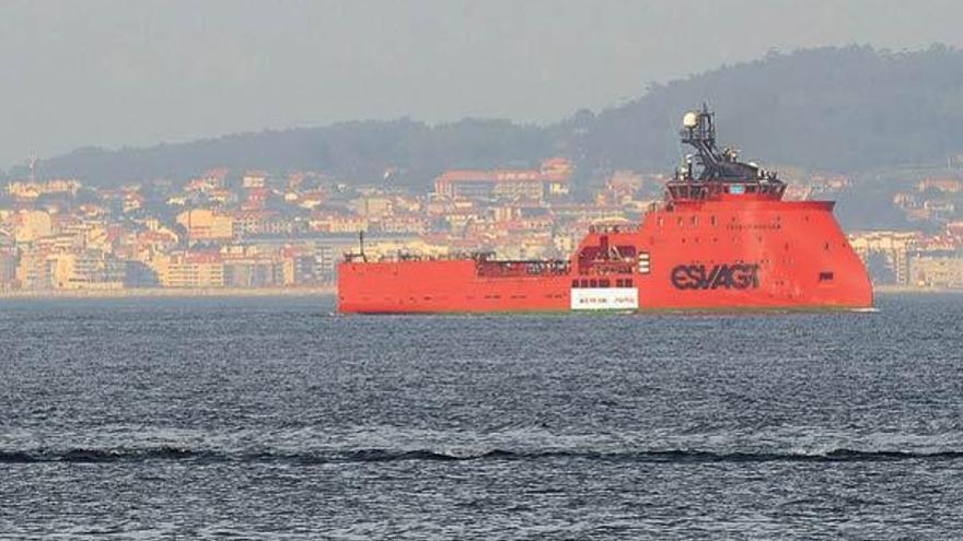 El &quot;Esvagt Bergen&quot;, de la empresa Esvagt, ayer en la Ría de Pontevedra durante las pruebas de navegación.  // Gonzalo Núñez