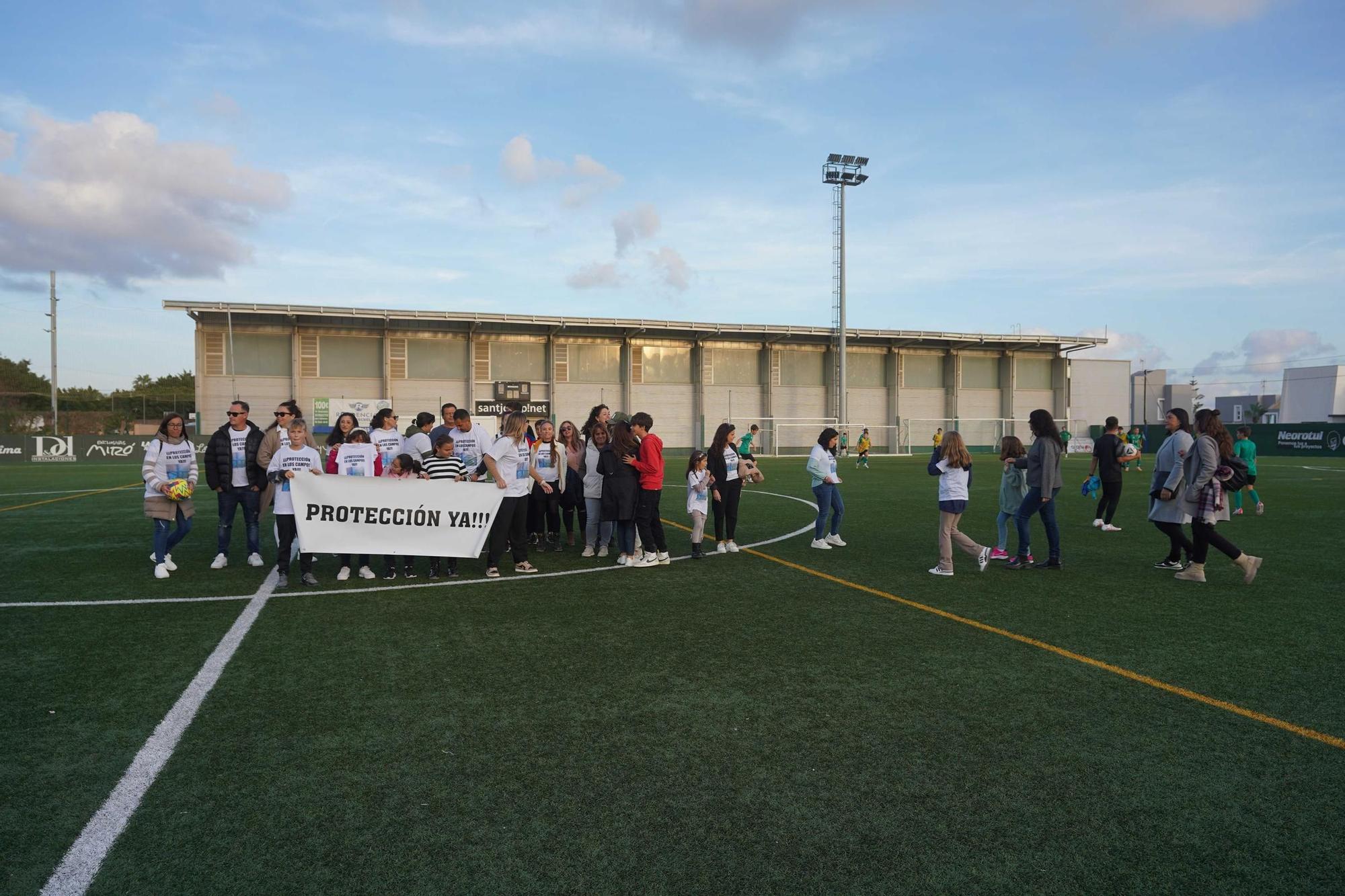 Las imágenes de la nueva protesta para exigir protecciones en los muros de los campos de fútbol de Ibiza