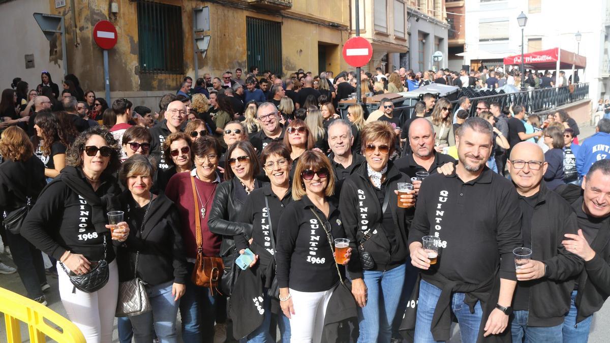 Calles y plazas de l’Alcora se llenaron de vecinos nacidos el mismo año con motivo de ‘La Kintà’.