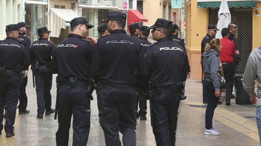 Varias patrullas de agentes de la Policía Nacional coinciden en el Centro de la capital.