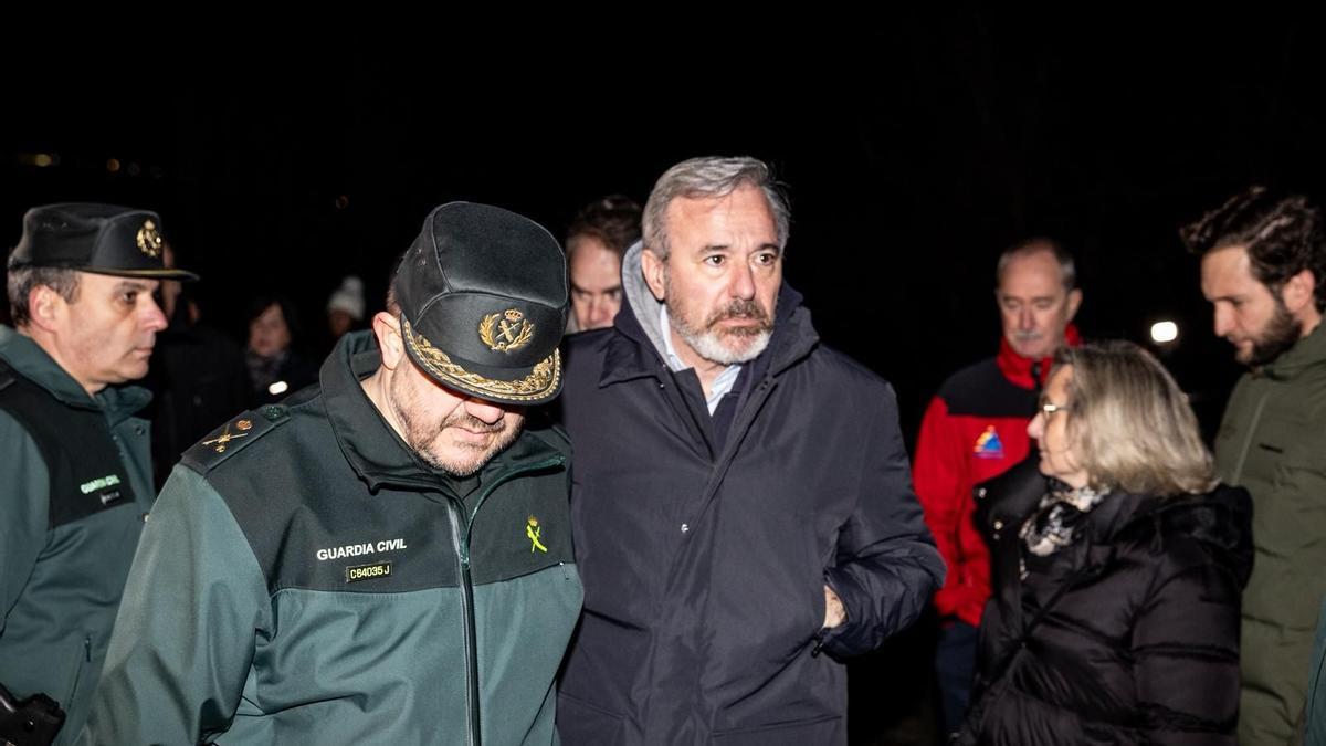 Jorge Azcón junto a un agente de la Guardia Civil en Panticosa, este lunes.