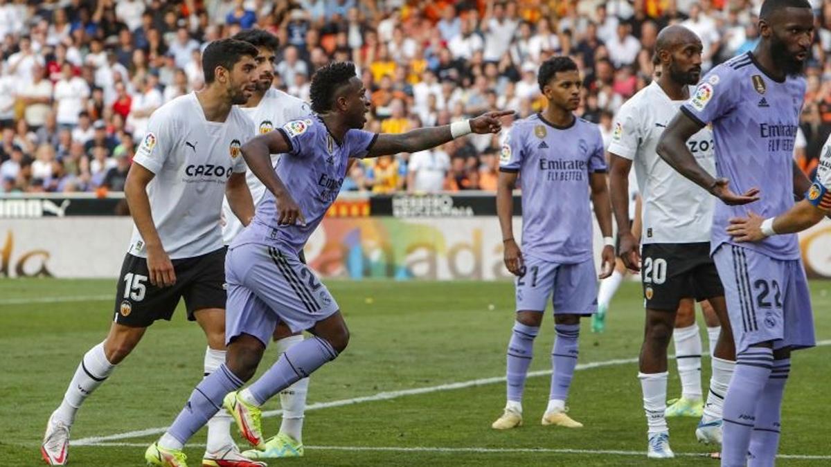 Vinicius, encarándose con los aficionados