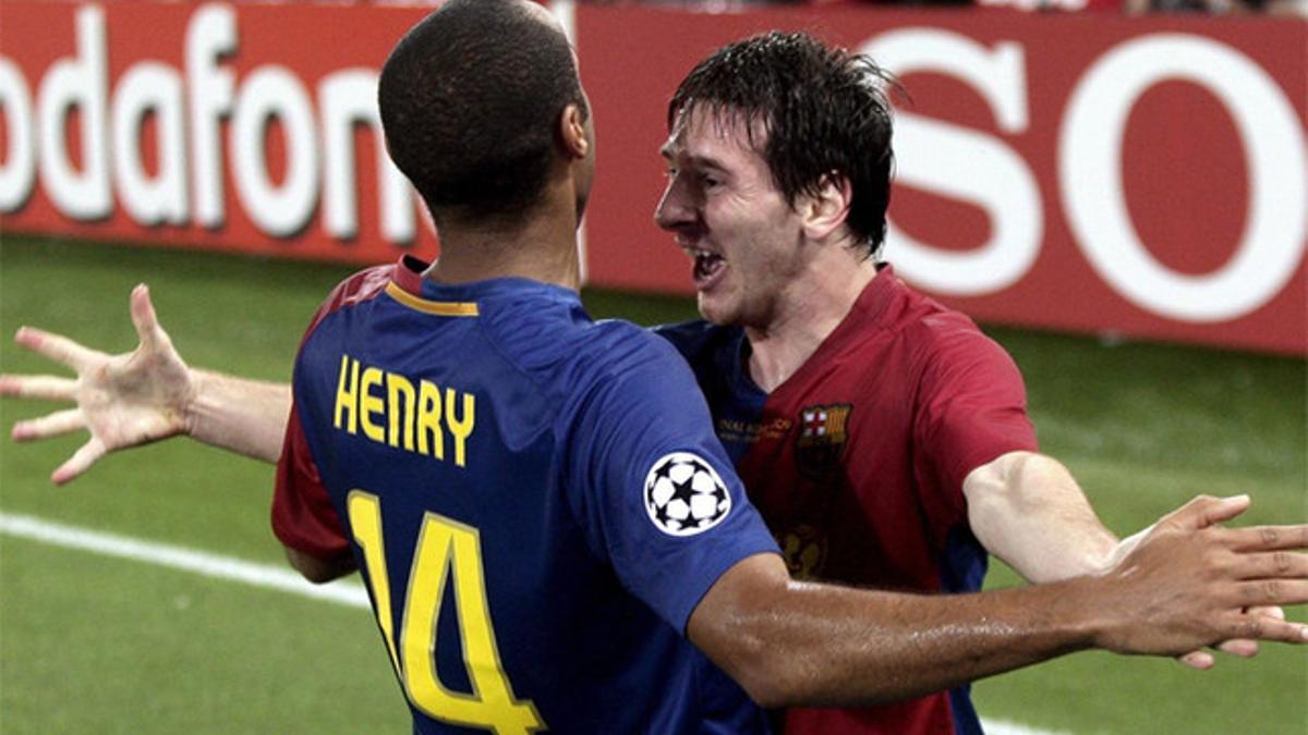 Henry y Messi, abrazándose en la final de Wembley