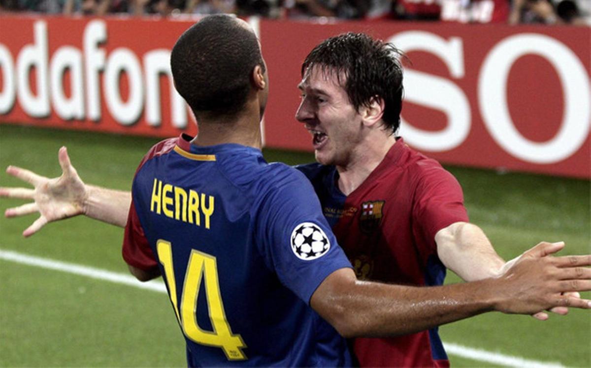 Henry y Messi, abrazándose en la final de Wembley