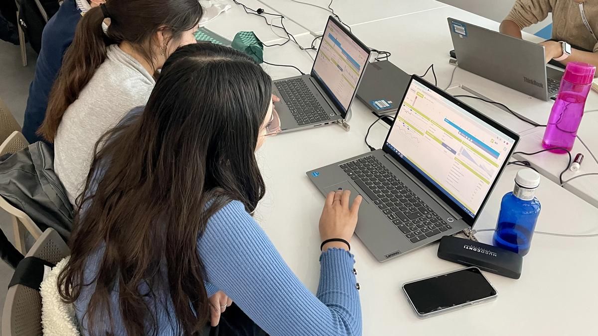 Alumnos del Institut de Logística de Barcelona usando el simulador de MRPlay Alumnos del Institut de Logística de Barcelona usando el simulador de MRPlay