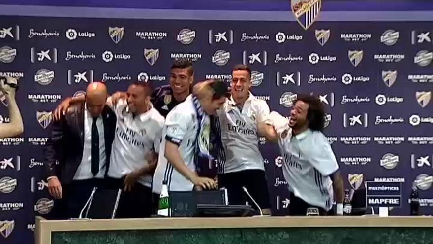 Zidane, bañado en champán durante la rueda de prensa