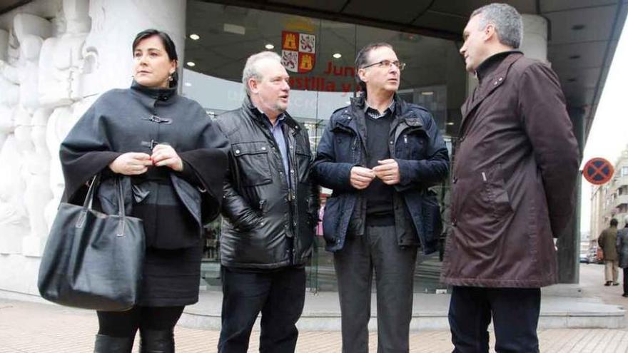 Los integrantes de la comisión de investigación, Izquierdo y Martín, junto a Sánchez y Plaza a la puerta de la Delegación de la Junta.