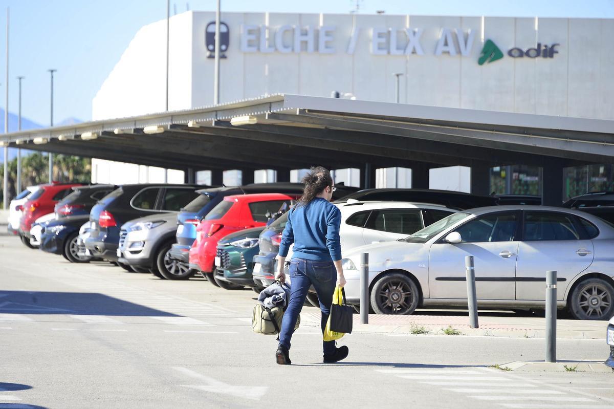 El colapso que sufre puntualmente el aparcamiento de la estación del AVE en Elche podría motivar que Adif lo adjudique para que sea de pago