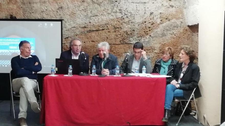 Imagen de la reuniÃ³n celebrada hoy por la tarde en la biblioteca de Can TorrÃ³.