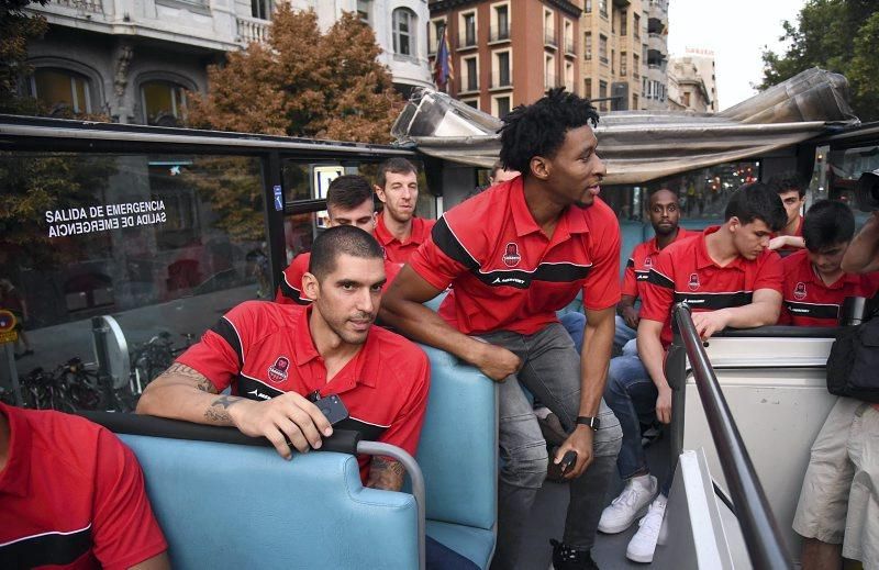 Recorrido turístico del Basket Zaragoza por la capital aragonesa