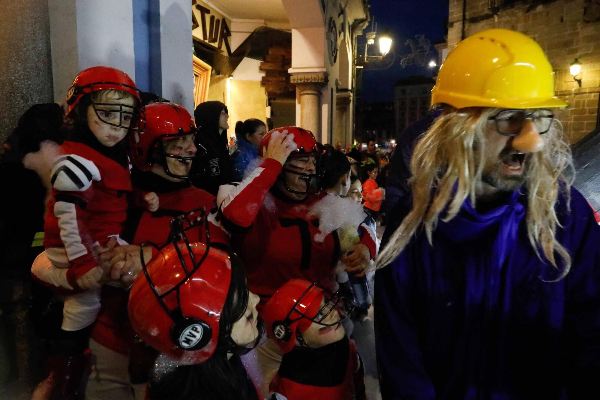 EN IMÁGENES: La noche del Descenso de Galiana en Avilés, puro derroche de imaginación