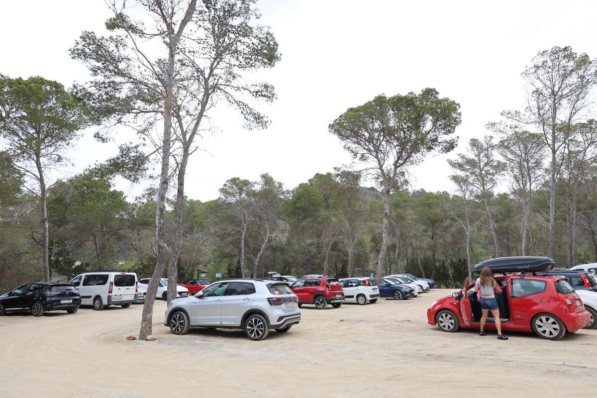 Todas las imágenes del primer día de restricciones de acceso al parking de Cala Salada