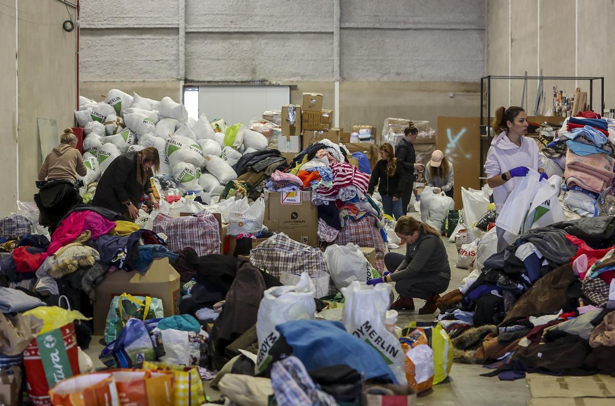 Ucranianas y Rusas trabajan juntas en el empaquetado de ayuda humanitaria Ucranianas y Rusas trabajan juntas en el empaquetado de ayuda humanitaria
