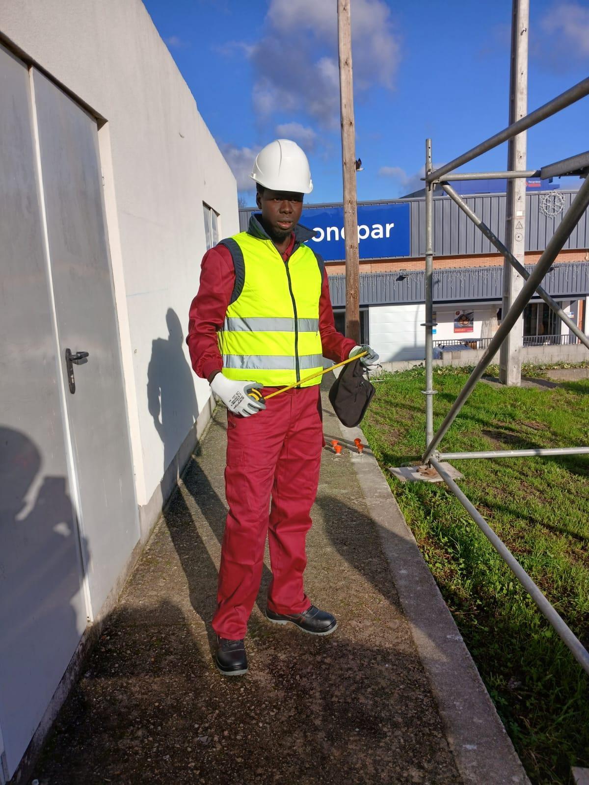 Mahamadou Sakhone, de Mali, durante el curso de revestimientos en Vigo.