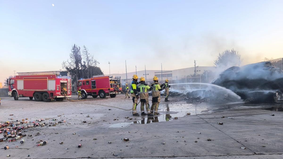 Fotogalería | Los bomberos sofocan el incendio que ha calcinado 20 coches en Mérida