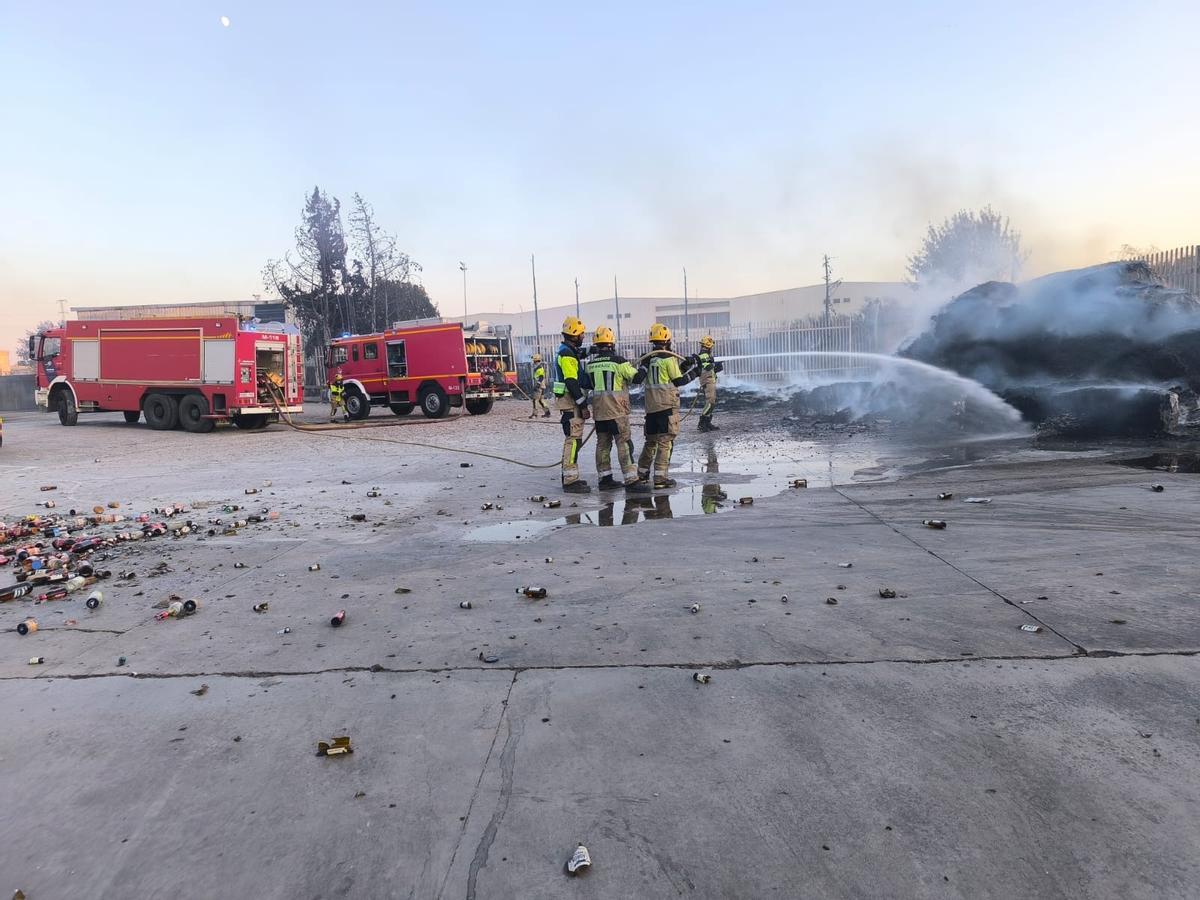 Fotogalería | Los bomberos sofocan el incendio que ha calcinado 20 coches en Mérida Fotogalería | Los bomberos sofocan el incendio que ha calcinado 20 coches en Mérida