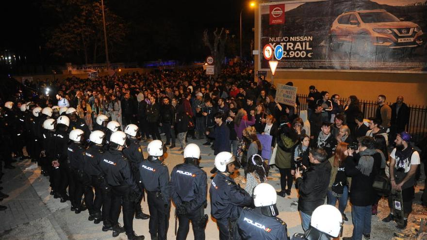 Un fila de agentes de la Policía, en Santiago El Mayor.