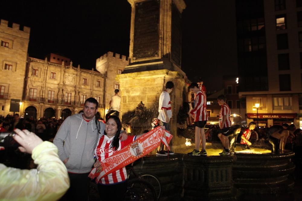 Celebración rojiblanca en la plaza del Marqués