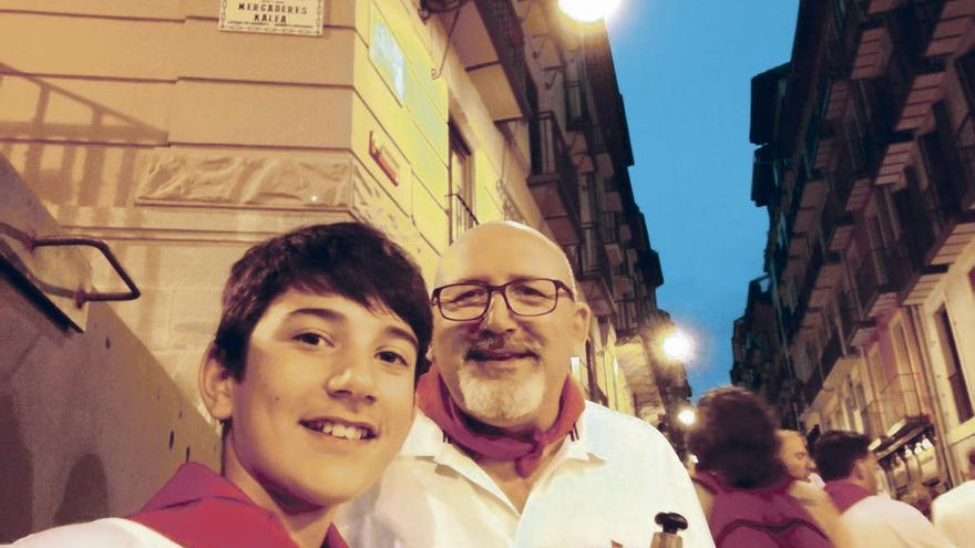 José Vicente García con su hijo en las Fiestas de San Fermín, donde también aplican su producto. // FdV