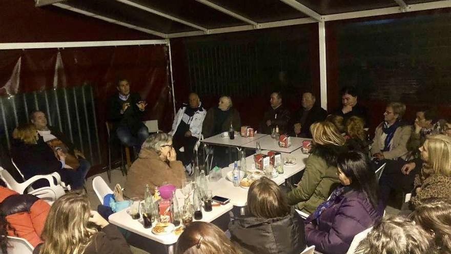 Encuentro de Rafa Domínguez con los vecinos de Monte Porreiro. // FdV