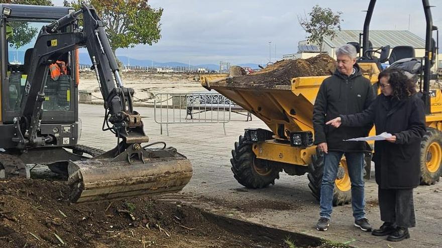 El alcalde supervisando la obra del baño autolimpiable de Confín.