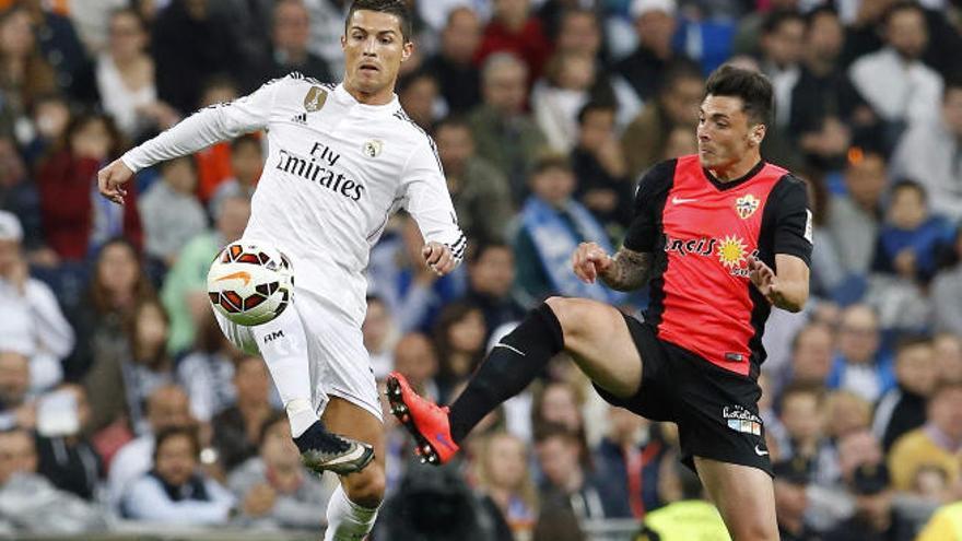 Cristiano Ronaldo trata de controlar el esférico, ante la presión de Ximo Navarro -UD Almería-, en abril de 2015, en el Santiago Bernabéu.