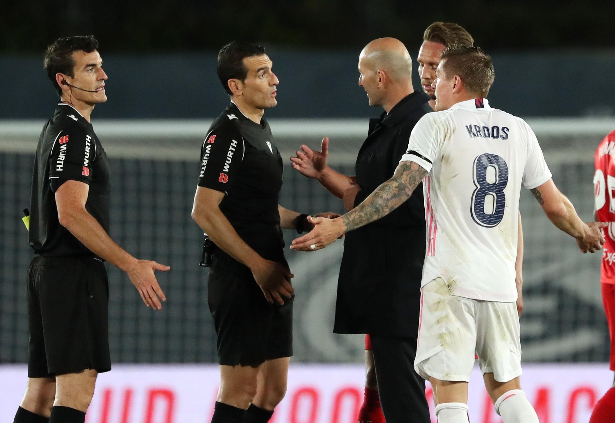 Zidane y Kroos discuten con Martínez Munuera por el penalti pitado a Militao.