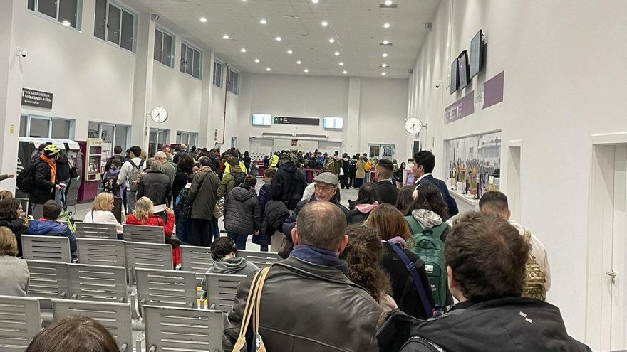 La estación provisional de tren de A Coruña se desborda en hora punta