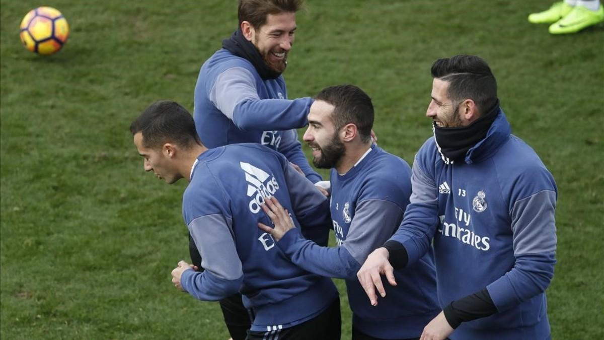 Casilla, Carvajal, Ramos y Lucas Vázquez bromean en el entrenamiento de este martes en Valdebebas
