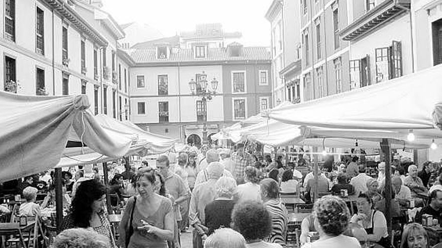 Las terrazas del Fontán, abarrotadas de público, en una imagen de archivo.