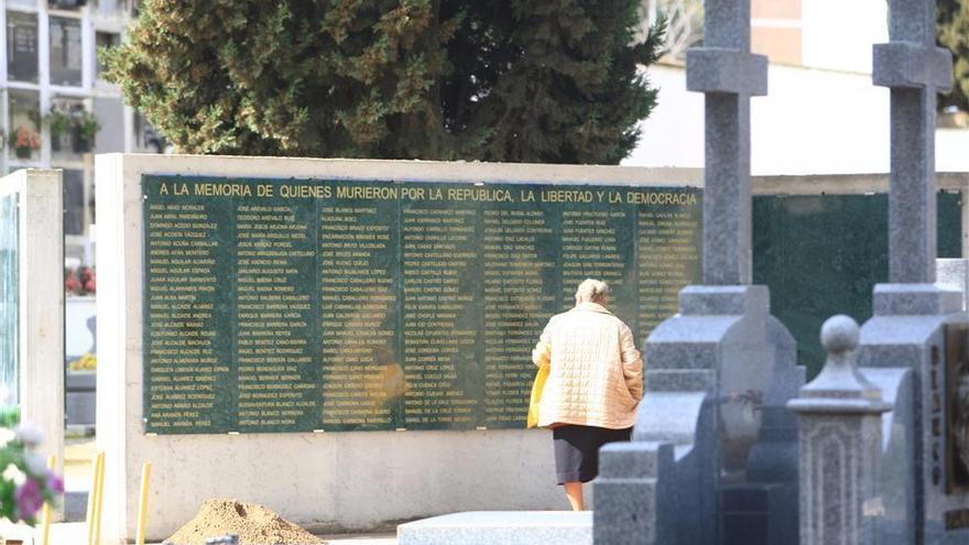 Familias de víctimas del franquismo en Córdoba piden una &quot;entrevista urgente&quot; al presidente andaluz