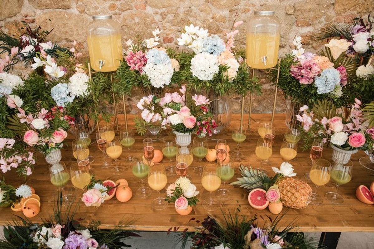 La barra de zumos es una opción que cada vez gusta más en las bodas.