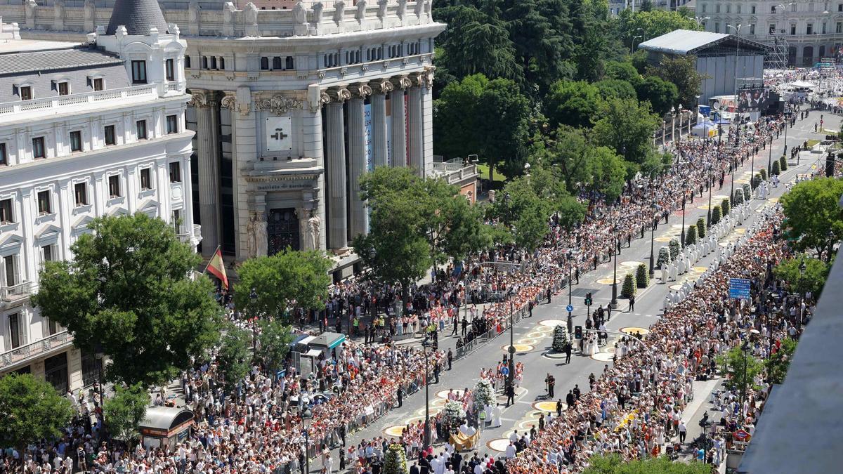Papstbesuch in Madrid: Bei der Fronleichnams-Prozession im Anschluss an die Messe.