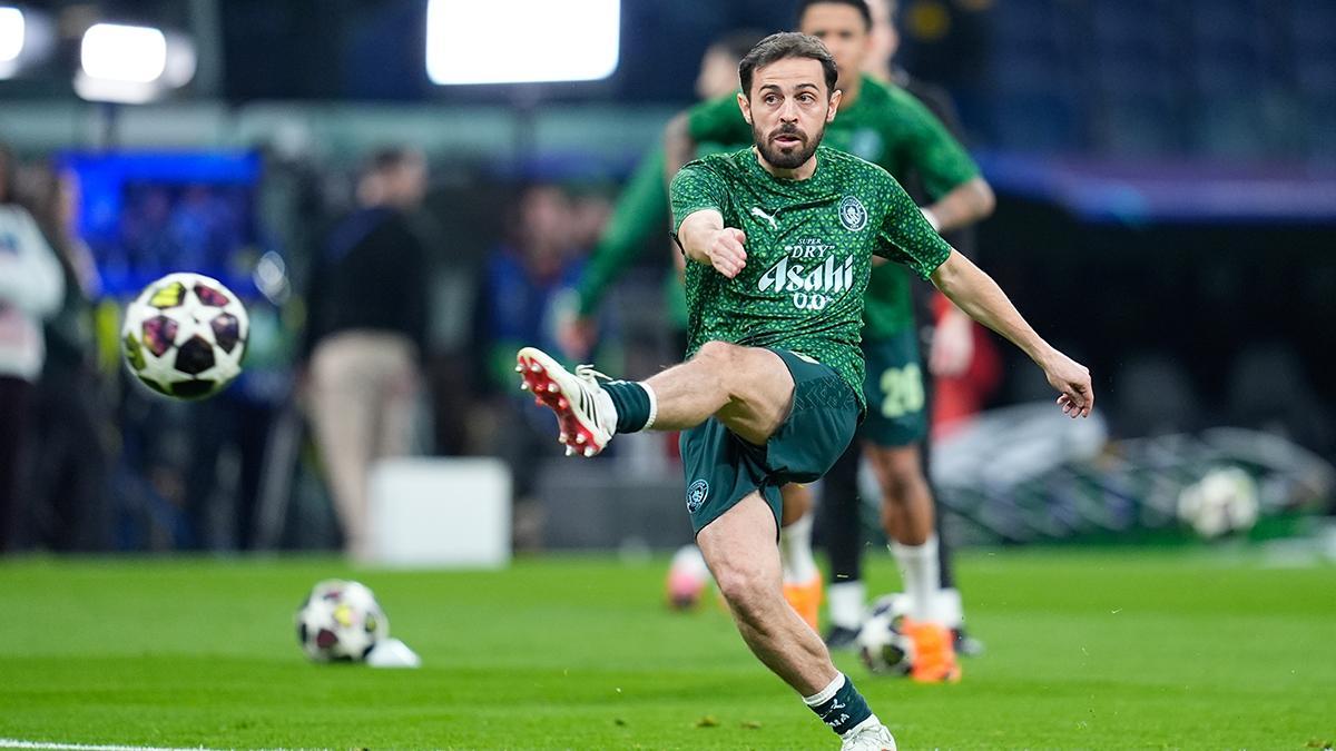 Bernardo Silva del Manchester City calienta antes del partido de la UEFA Champions League ante el Real Madrid