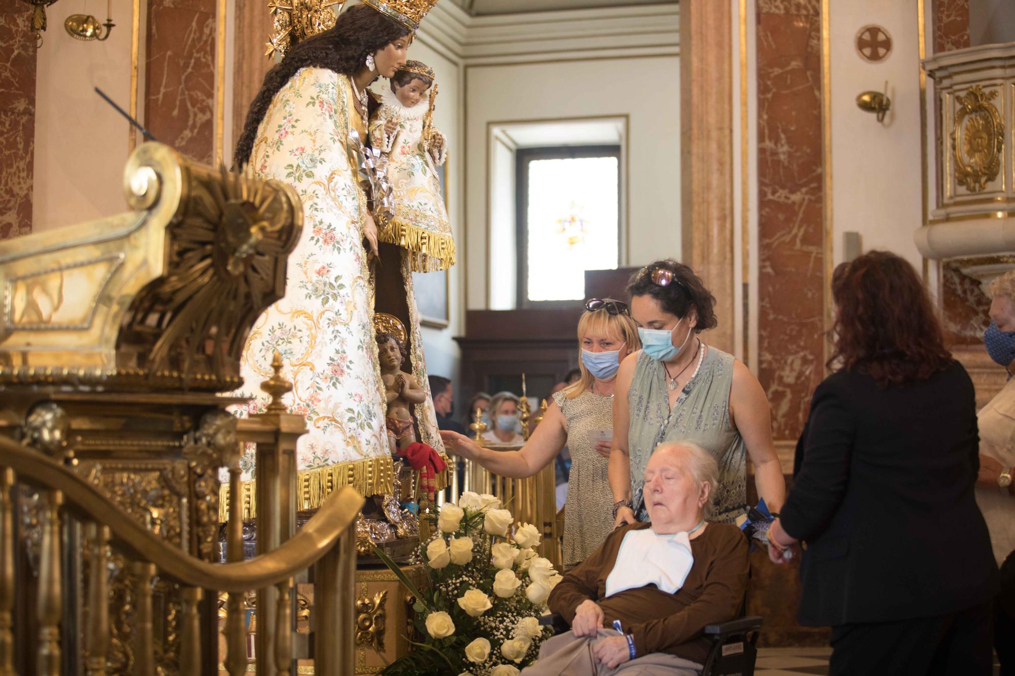 Colas desde primera hora en el Besamanos a la Virgen