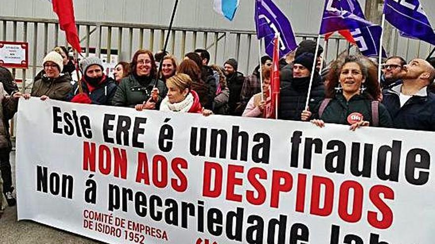 Trabajadores de Isidro 1952 en una protesta ante la nave de Espíritu Santo (Cambre), centro de trabajo principal.