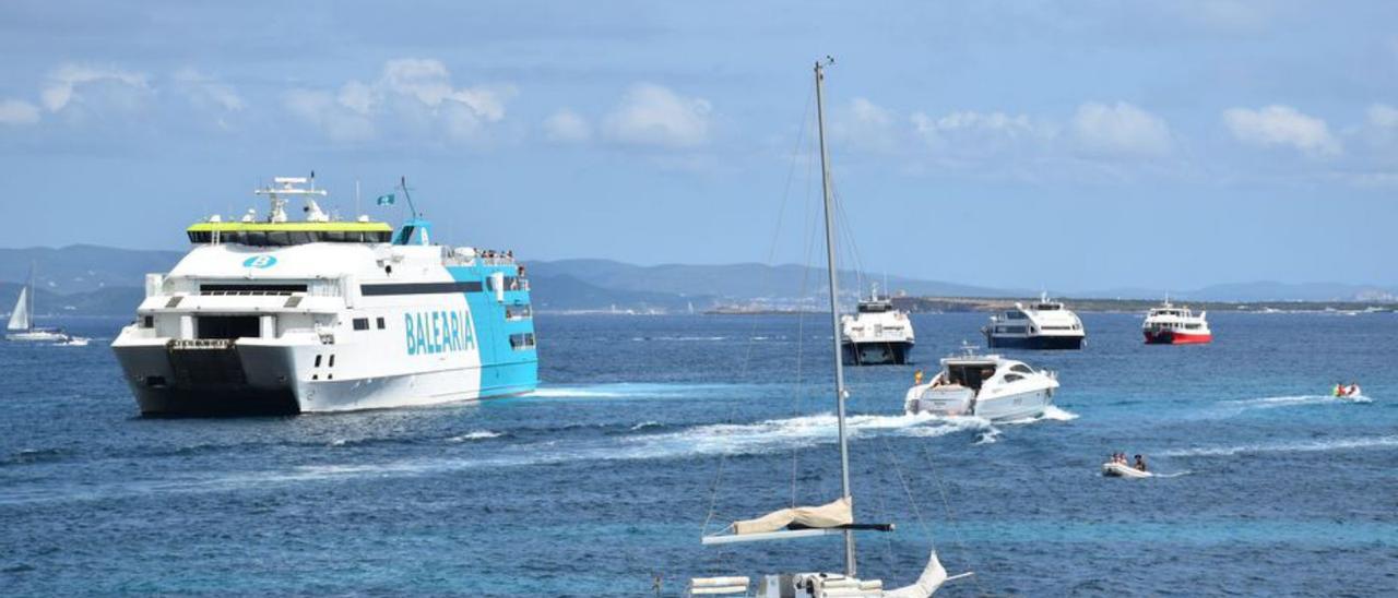 Imagen de archivo de barcos entrando a la Savina. | CÉSAR NAVARRO