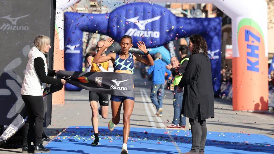 Una atleta con discapacidad visual, ganadora absoluta del Medio Maratón de Granollers