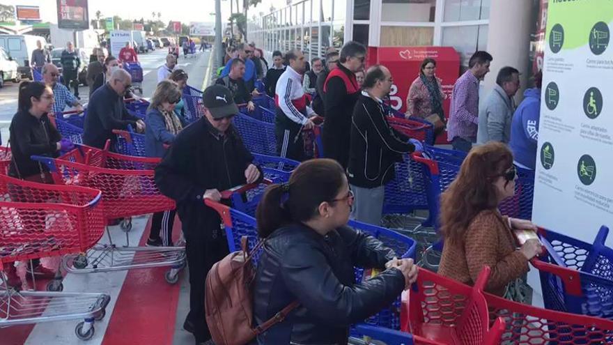 Largas colas para entrar en el Carrefour de San Juan