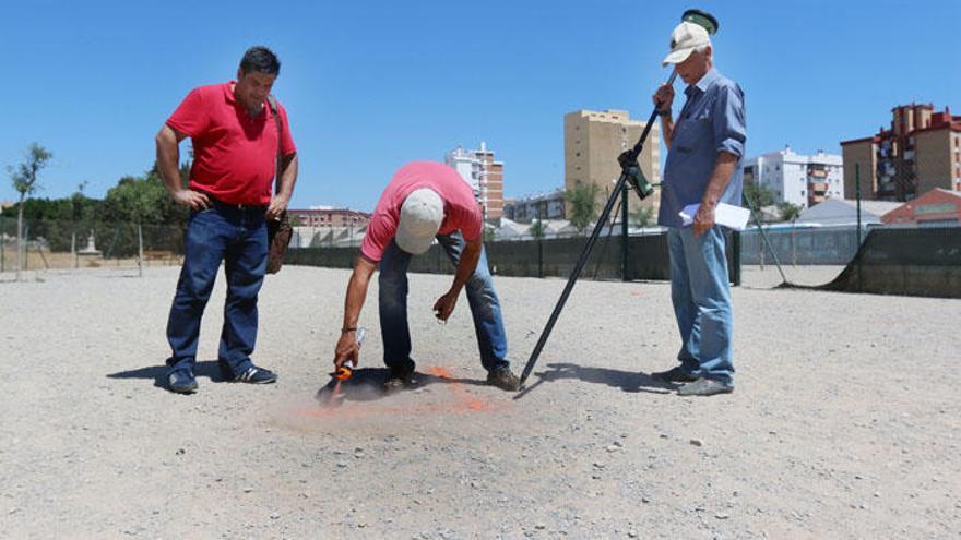 Técnico de Urbanismo marcaban este miércoles la localización de las tumbas en San Rafael.