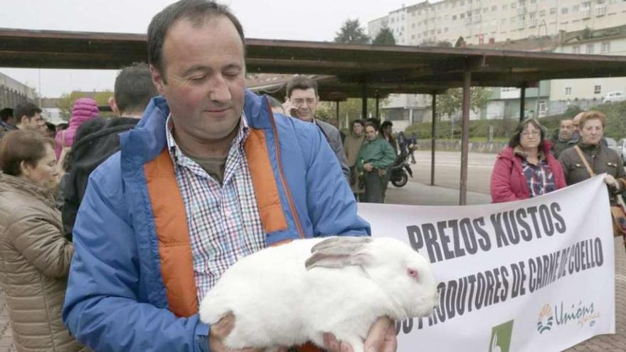 Criadores de toda Galicia en la protesta realizada ayer ante la consellería en Santiago. // Xoan Álvarez