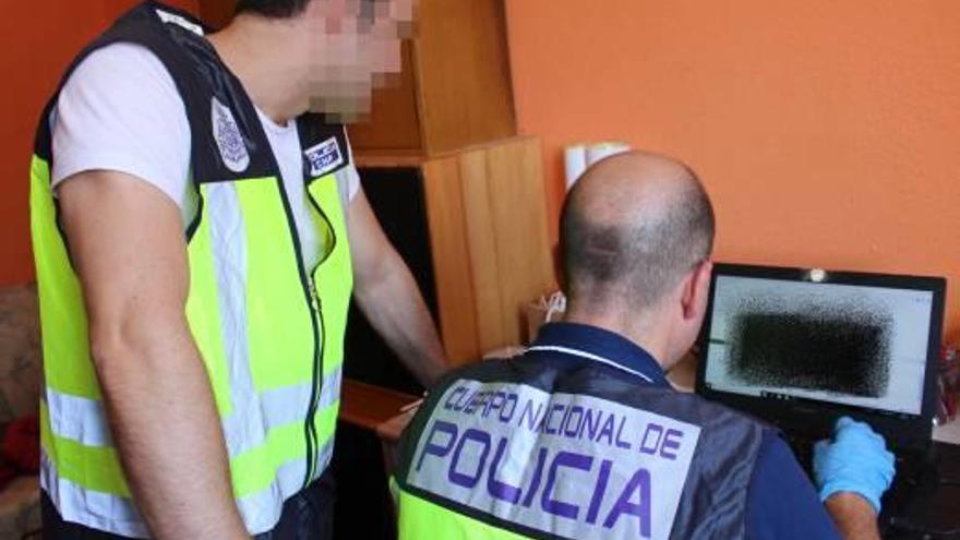 Dos agentes rastrean uno de los dispositivos intervenidos.