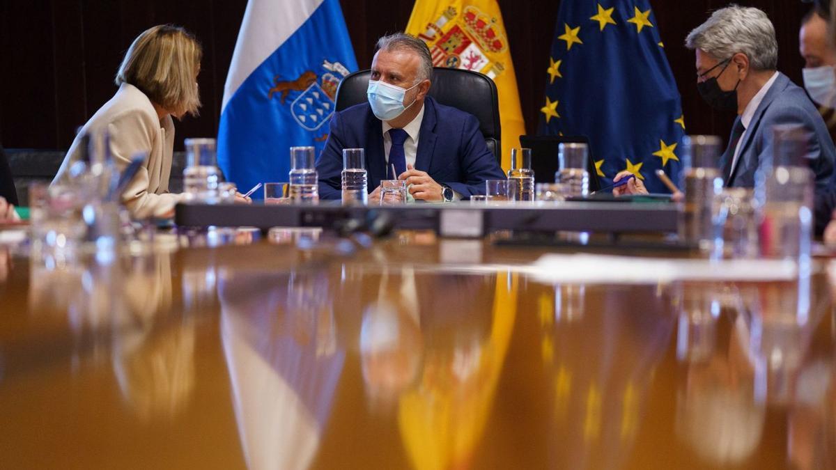 El presidente de Canarias, Ángel Víctor Torres, conversa con la consejera de Derechos Sociales, Noemí Santana, durante la reunión del Consejo de Gobierno . | | R. DE LA ROCHA/EFE