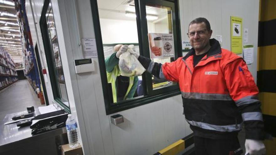 Un supermercado asturiano ofrece comida a sus transportistas: "Esta bolsa ahora vale muchísimo"