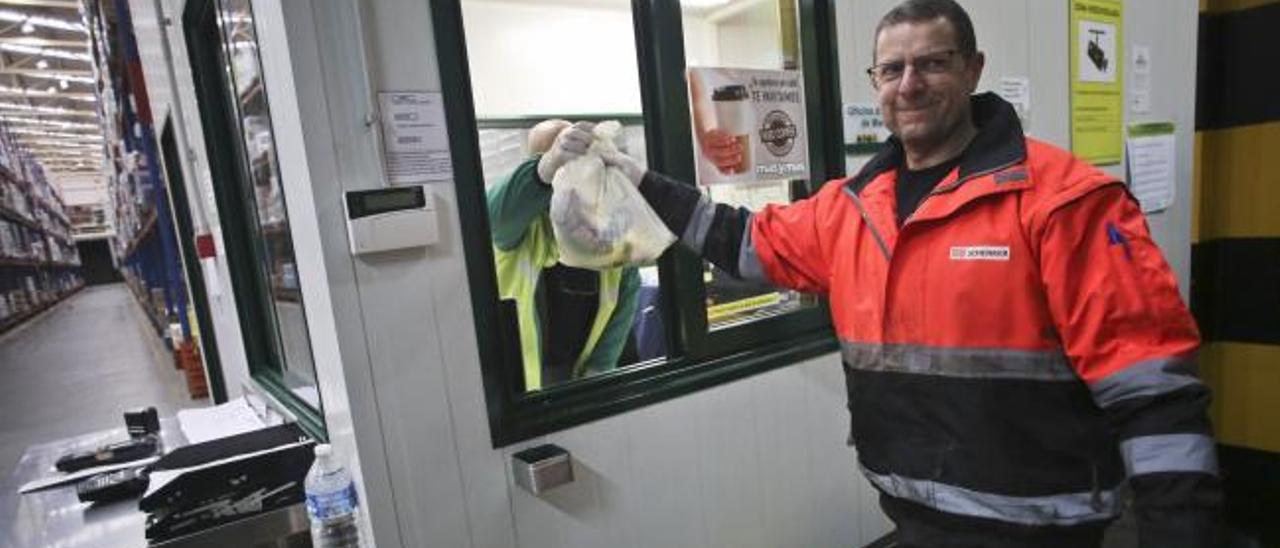 Un supermercado asturiano ofrece comida a sus transportistas: "Esta bolsa ahora vale muchísimo"