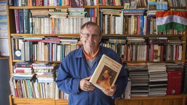 José Paz, en su biblioteca de Ourense. |   // BRAIS LORENZO