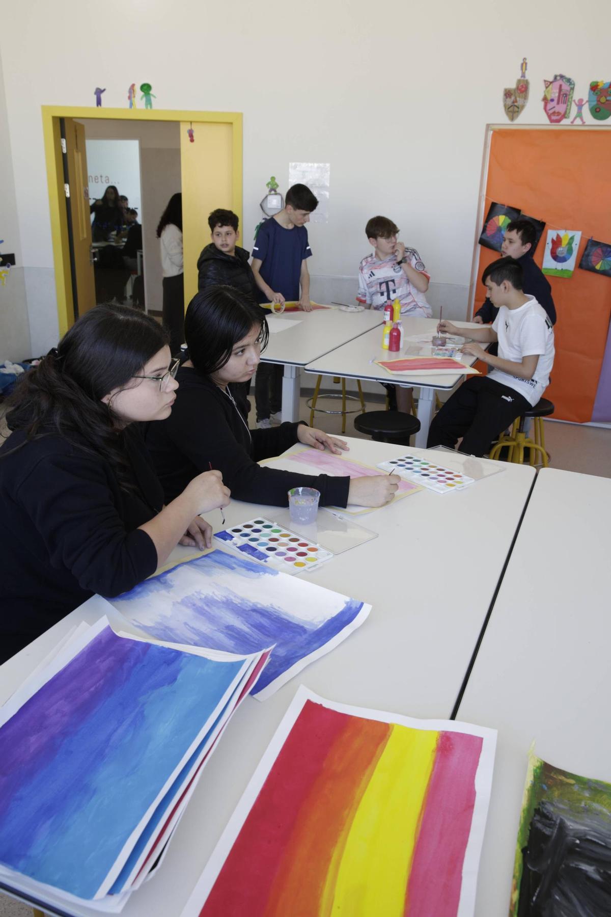 Alumnos en el aula de Plástica.
